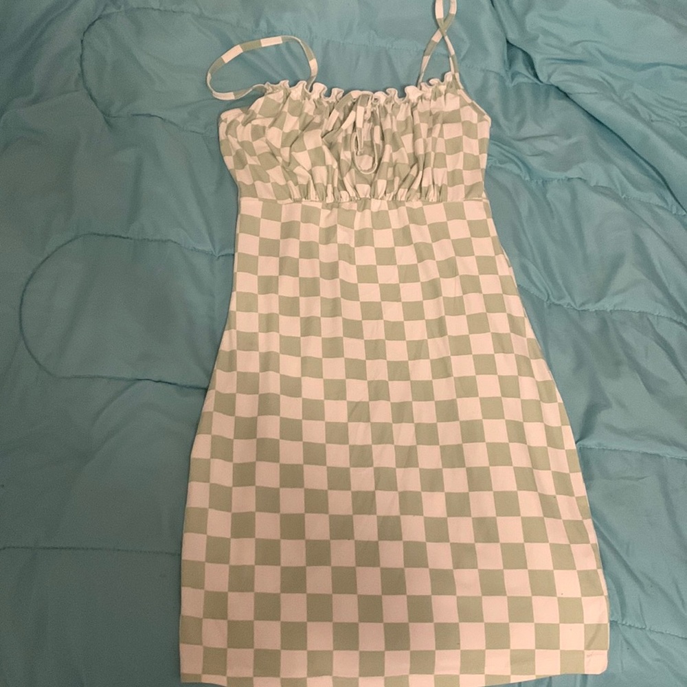 im selling a dress that could be put on anywhere you go(never wore it)